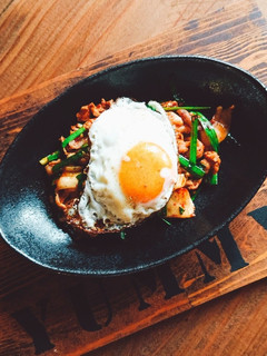 ご飯止まらんーっ!豚キムチと半熟目玉焼き-レシピのメイン写真