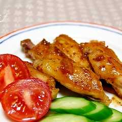 รูปของ チキンスペアリブのマーマレード煮。