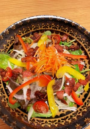 カリカリベーコンとカラフル野菜のサラダ-レシピのメイン写真