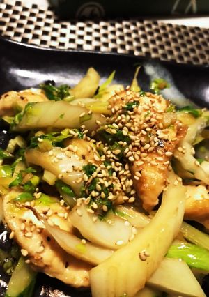 簡単美味しいムネ肉とセロリーの炒め物-レシピのメイン写真