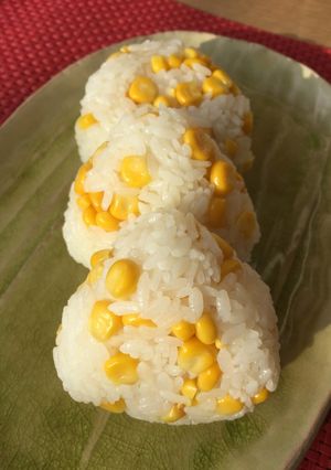 子どもが大喜び♪コーンおにぎり-レシピのメイン写真