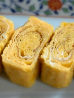 お弁当にもいいね♡ごま油で焼く玉子焼き-レシピのメイン写真