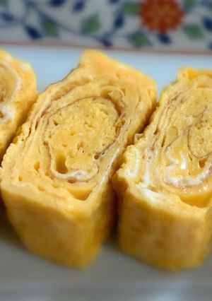 お弁当にもいいね♡ごま油で焼く玉子焼き-レシピのメイン写真