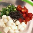 オクラチーズトマト塩昆布のまぜまぜサラダ