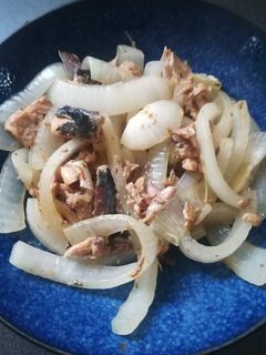 何故美味い!?サバ缶と玉ねぎの炒め物-レシピのメイン写真