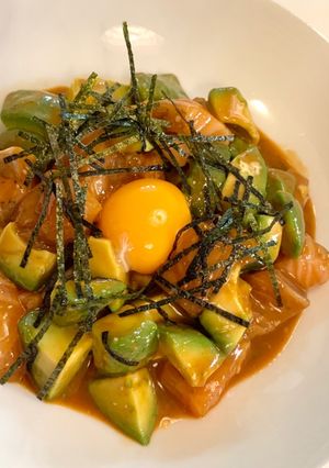 お酒のお供に♪サーモンとアボカドのユッケ-レシピのメイン写真
