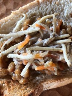 簡単すぎ!納豆とゴボウサラダのトースト-レシピのメイン写真