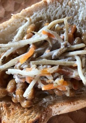 簡単すぎ！納豆とゴボウサラダのトースト-レシピのメイン写真
