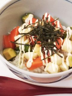 サーモンとアボカドのポキ丼-レシピのメイン写真