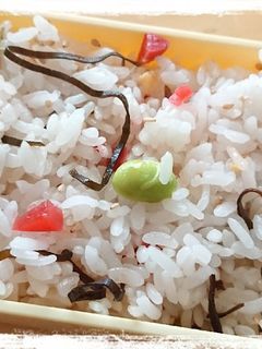 カリカリ梅と枝豆と塩昆布のご飯-レシピのメイン写真