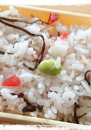 カリカリ梅と枝豆と塩昆布のご飯-レシピのメイン写真