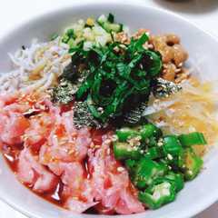 รูปของ まぐろ・納豆・オクラ・しらすのネバネバ丼