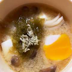 รูปของ すぐ出来る☆とろろ昆布と半熟卵のお味噌汁