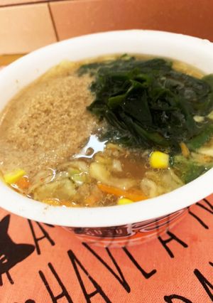 カップ麺に乾燥ワカメを足して具沢山に♪-レシピのメイン写真