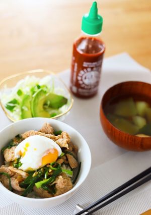 スタミナたっぷりスリラチャの豚ニラ丼♪-レシピのメイン写真