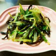 รูปของ 簡単にもう一品✨水菜の塩昆布和え