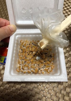 スッと取れます！納豆のフィルムの取り方-レシピのメイン写真