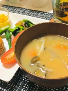 しめじと大根とにんじんのお味噌汁-レシピのメイン写真