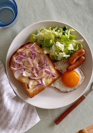 残った紫玉ねぎでオンザトースト-レシピのメイン写真