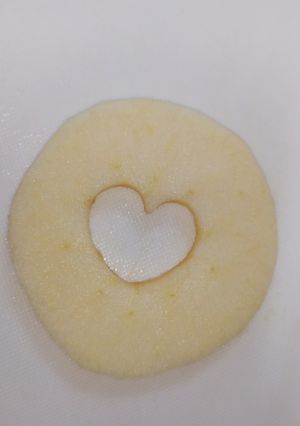 小さい子供と一緒にりんご剝き-レシピのメイン写真