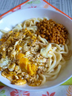 納豆+炒り卵載せの冷やしうどん-レシピのメイン写真