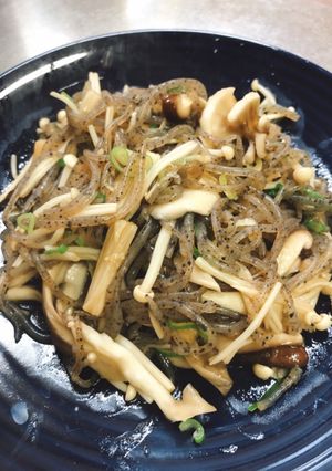 糸こんにゃくときのこのバター醤油炒め-レシピのメイン写真