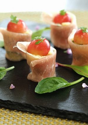 さくらんぼとポテトサラダの生ハム巻き-レシピのメイン写真