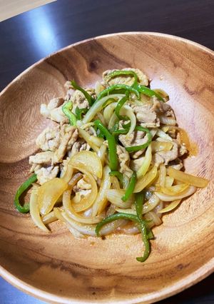 豚ばら肉と玉ねぎのごま味噌炒め-レシピのメイン写真