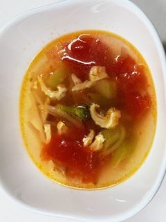 一度で2品完成!簡単チキンスープとサラダ-レシピのメイン写真