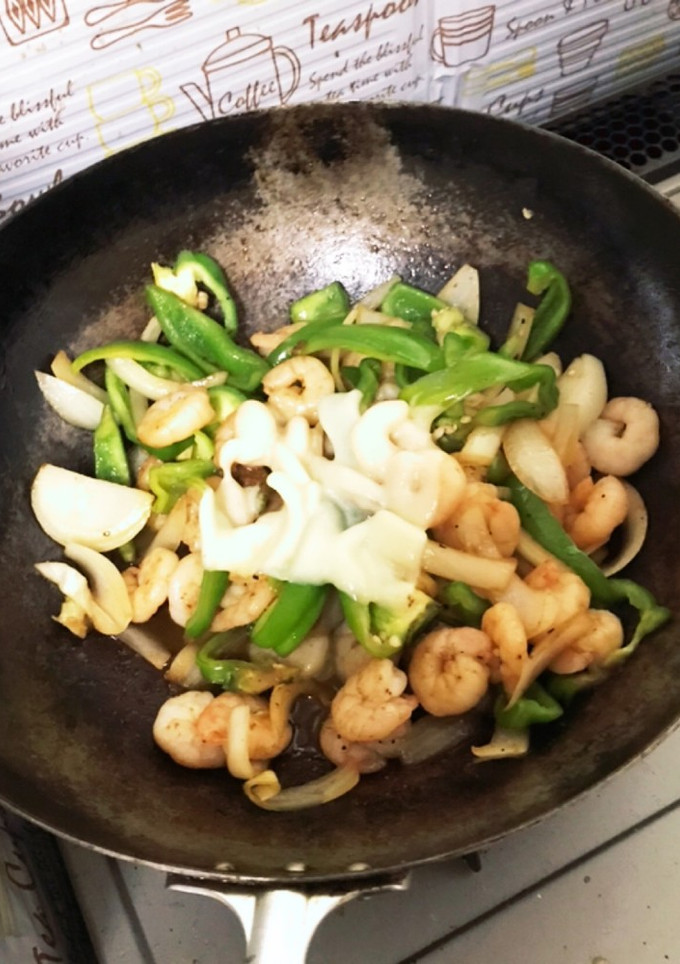 エビとピーマン玉ねぎのチーズ炒め♪-レシピのメイン写真