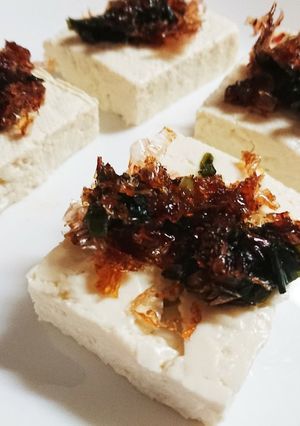 レンジで簡単！ニラ、鰹節で豆腐のおつまみ-レシピのメイン写真