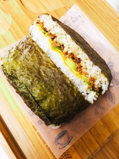 はごろも煮とアボカド☆おにぎらず-レシピのメイン写真