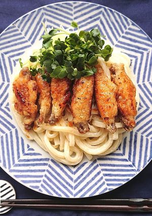 ボリューム満点、うどんに甘辛手羽中のせ-レシピのメイン写真