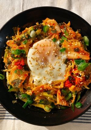 超ヘルシー！蒟蒻麺の甘辛温玉ビビン麺-レシピのメイン写真