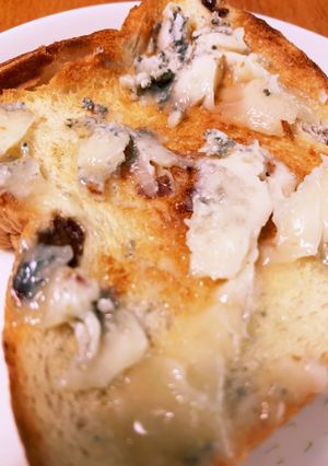レーズン食パンのゴルゴンゾーラトースト-レシピのメイン写真