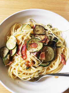 夏野菜とにんにくとベーコンのパスタ-レシピのメイン写真