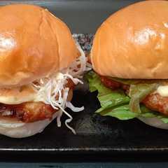 รูปของ バターロールでマックっぽいチキンタツタ