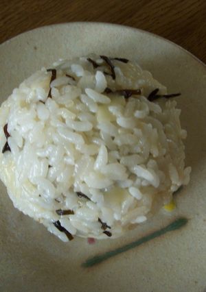 チーズ入り塩こんぶ・おにぎり-レシピのメイン写真