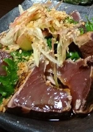簡単鉄板！冷凍鰹たたきの美味しい食べ方！-レシピのメイン写真