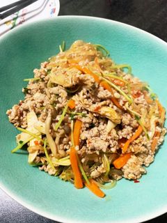 簡単!ひき肉とマロニーのピリ辛炒め-レシピのメイン写真