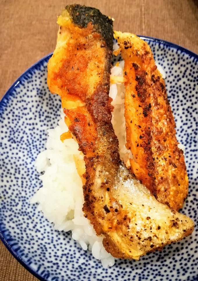 鮭ハラス切り落とし焼きと白ご飯-レシピのメイン写真
