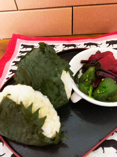 香り豊かな紫蘇の葉の塩漬けでおにぎり♡-レシピのメイン写真