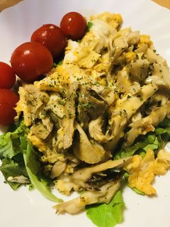 キノコのバター炒め&半熟玉子焼きのサラダ-レシピのメイン写真