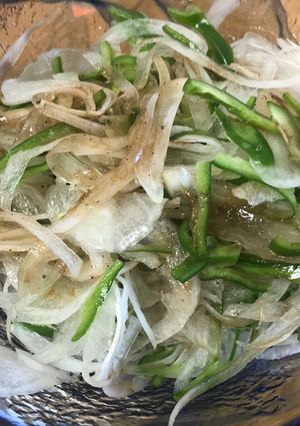 材料２つ、ピーマンと玉ねぎの簡単サラダ-レシピのメイン写真