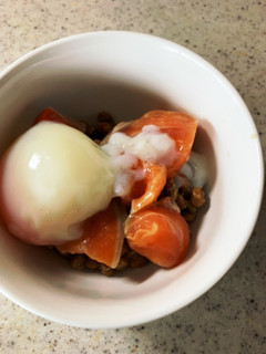 1分で完成!納豆とサーモンと温泉卵!-レシピのメイン写真