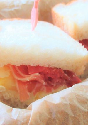 〖 生ハムと白桃のクリームチーズサンド〗-レシピのメイン写真