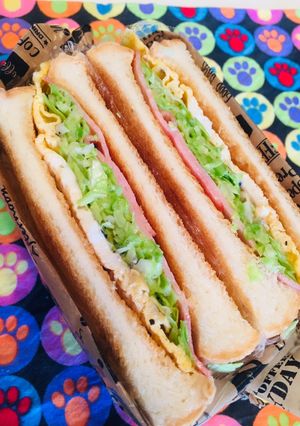 寝ぼけ眼の朝ごはん★ハムタマパーン-レシピのメイン写真