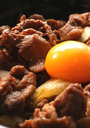 レンジで簡単！黄金比の割り下！すき焼き丼-レシピのメイン写真