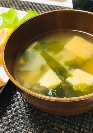 ほっとするシンプル豆腐とワカメの味噌汁-レシピのメイン写真