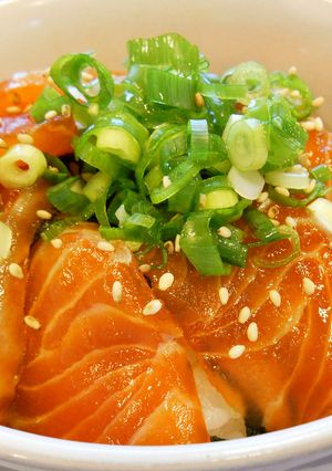 シンプルでうまい！サーモンのたまり漬け丼-レシピのメイン写真